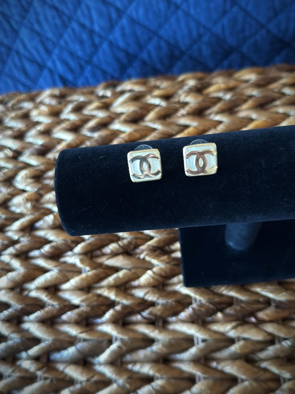 Stunning Authentic Chanel A22S Coco Mark Square Earrings Gold WS8034